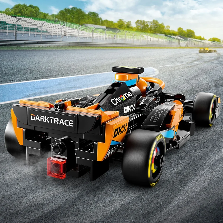 McLaren Formula 1-es versenyautó 2023 - Image 4